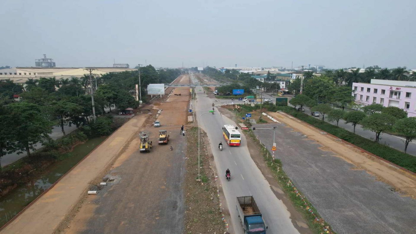 Máy móc đang thi công mở rộng quốc lộ 6 ba la xuân mai
